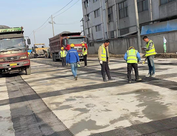临翔老材料的新故事：玻璃纤维土工格栅如何在‘白改黑’浪潮中重获新生？
